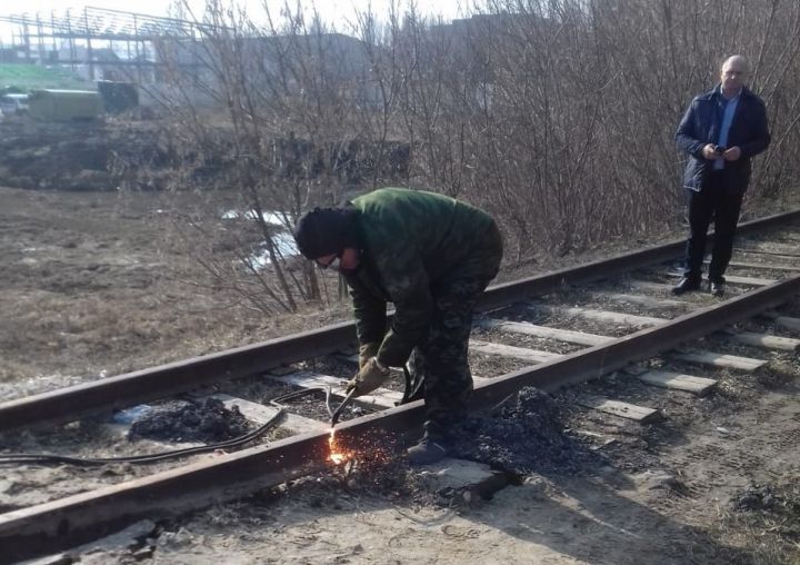 В Тамбове дальнобойщик зацепил прицепом рельс на переезде