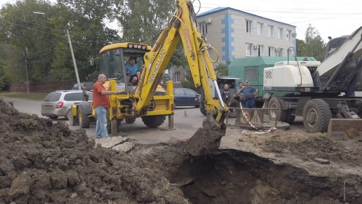 Жители Кирсанова вторые сутки остаются без воды из-за крупной аварии