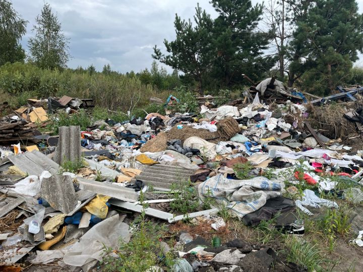 На территории Рассказовского района сельхозучасток оказался захламлен отходами