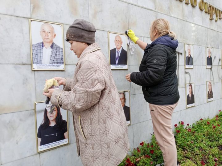 В Тамбове вандалы изуродовали доску почету у мэрии