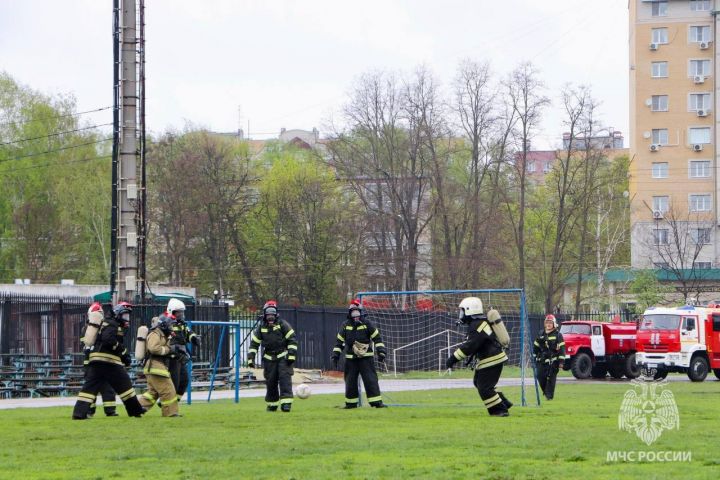 В Тамбове пожарные сыграли в футбол в полной боевой выправке