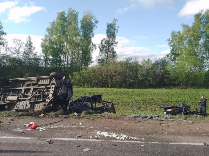 Два человека погибли и шестеро пострадали в жуткой аварии в Кирсановском районе