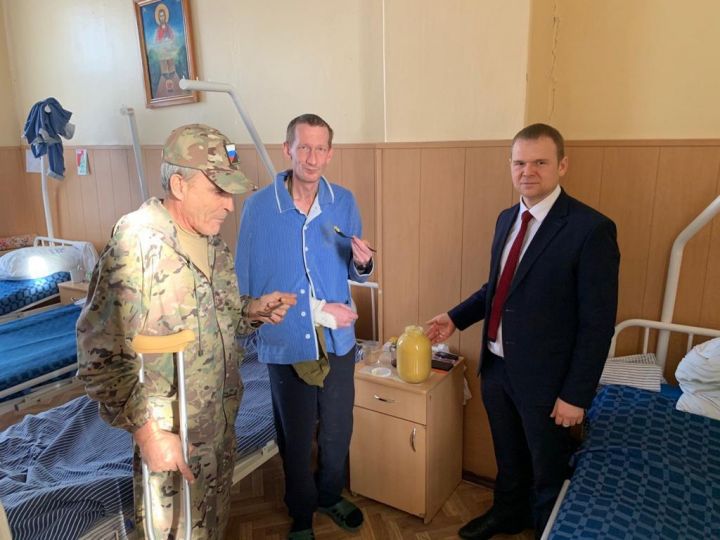 Тамбовский ученый и бизнесмен Сергей Александрович Колесников подарил областному военному госпиталю более 140 килограммов меда