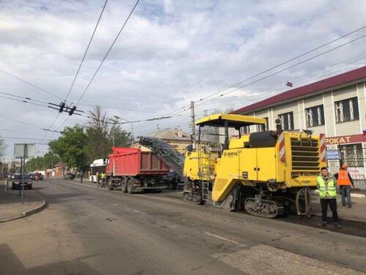 На улице Чичканова в Тамбове удаляют старый асфальт