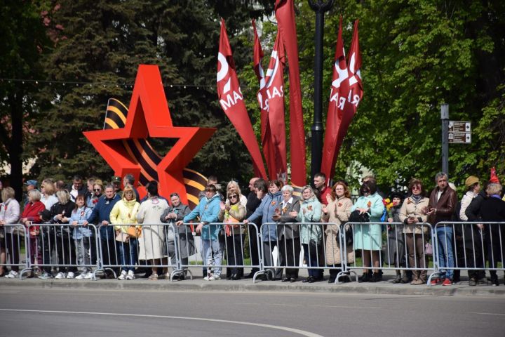 Без салюта, но с парадом 