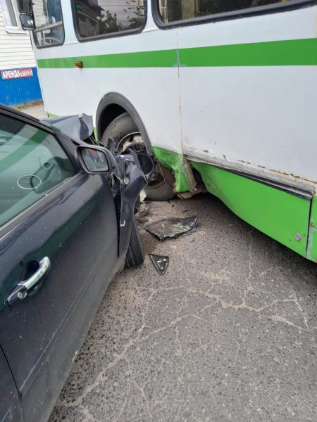 Под Тамбовом водитель легковушки врезался в разворачивающийся автобус 