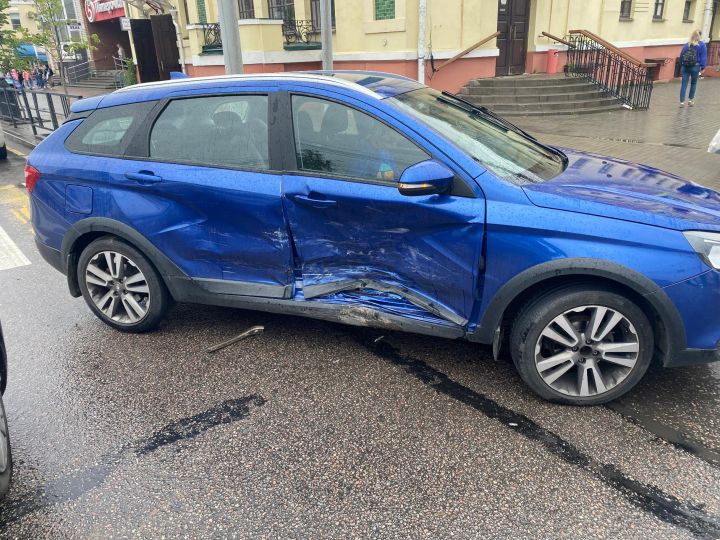 В центре Тамбова столкнулись две «Лада Веста»: пострадали дети