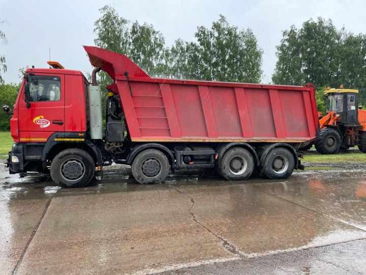 В столкновении грузовика и легковушки в Знаменском районе пострадали три человека